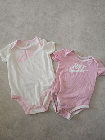 Lot de 2 bodies Nike bébé fille 0-6 mois et 18 mois