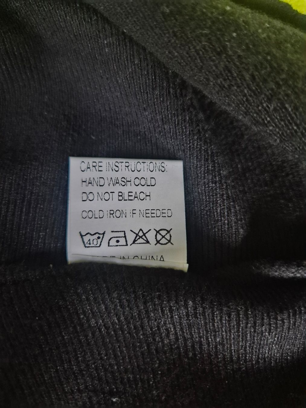 Maglioni & Felpe: Schwarzer Strickpullover mit Pailletten Grösse 40/42 NEU – Nuovo (secondo la descrizione) da Winterberg ZH venduto da Gemini63 5