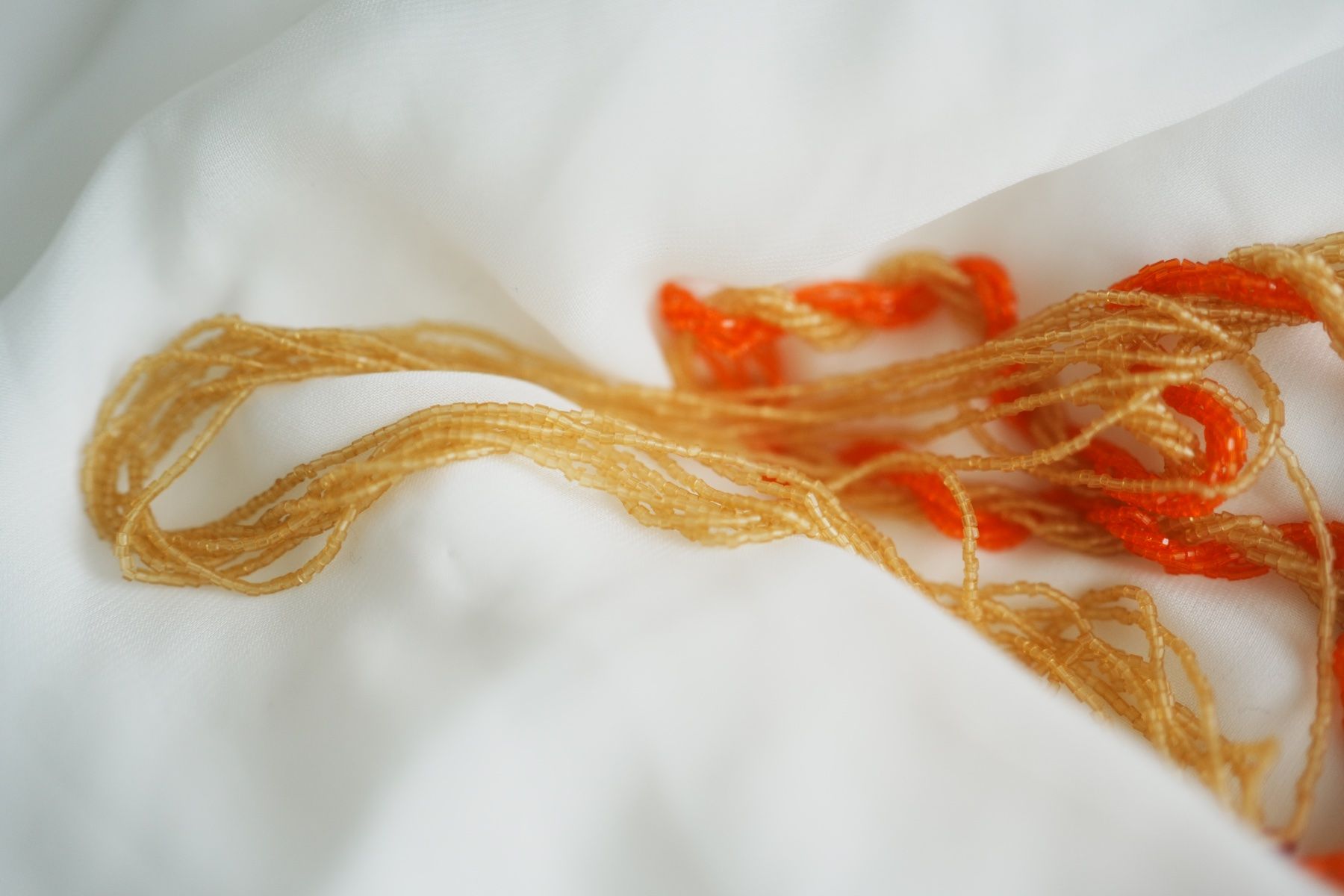Catenine: Lange Perlenkette, Rocailles, orange-gold, Fransen, Boho-Eth – Usato da Volketswil venduto da HeredisAntiques 3