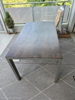 Tisch mit 4 Stühlen