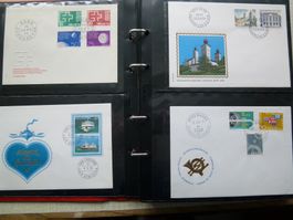 schönes Briefmarken-Album mit 50 Couverts -1.Ausgabetag - CH