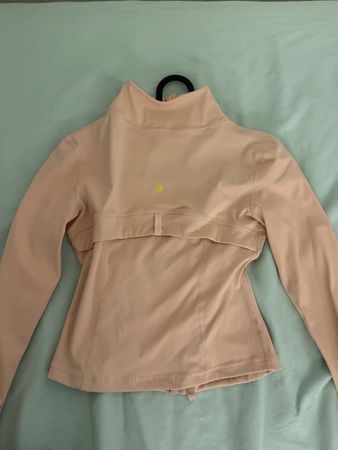 Veste de sport Lululemon rose pâle col montant zippée