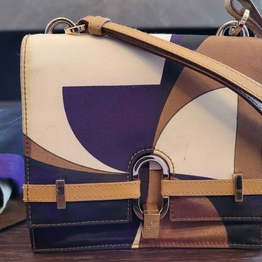 Gucci Borse da donna: Gucci shoulder bag with leather interior + large scarf – Usato da Chavannes-des-Bois venduto da sarahzo 6