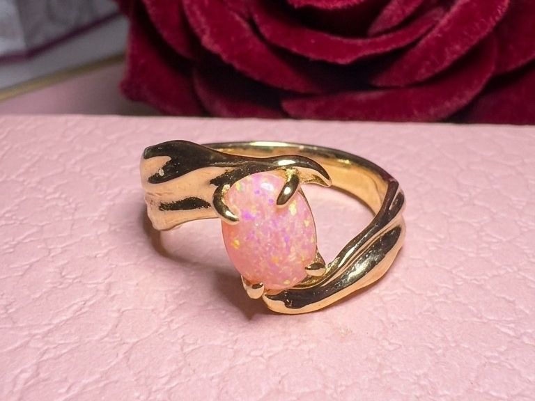 Anelli: Bague dorée avec opale rose – Nuovo e nell'imballaggio originale da St-Maurice venduto da Sandrinette123