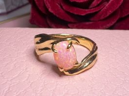 Bague dorée avec opale rose