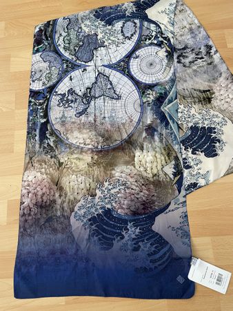 Foulard en soie 100% motif vagues neuf