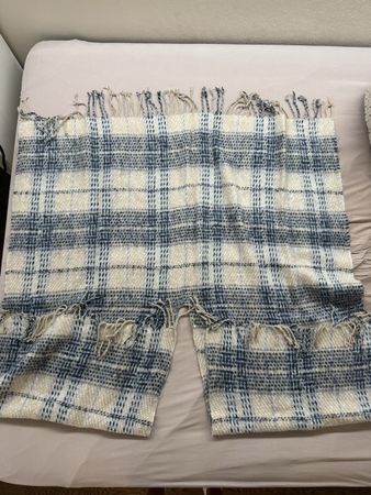 Châle à carreaux bleu et crème avec franges