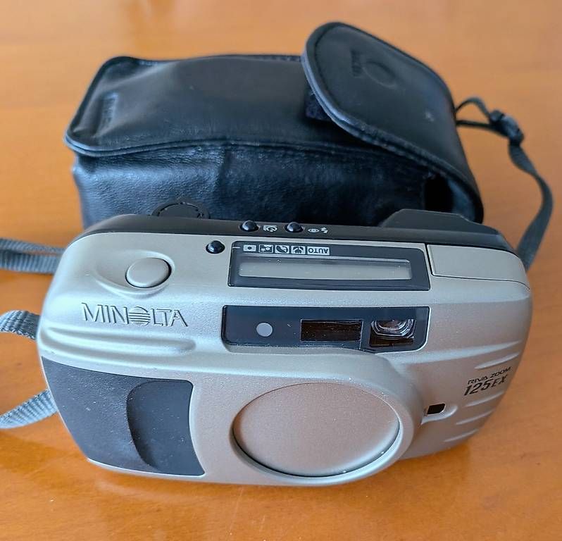 Fotocamera: Minolta 125 EX Riva Zoom – Usato da Buttwil venduto da Mafu71