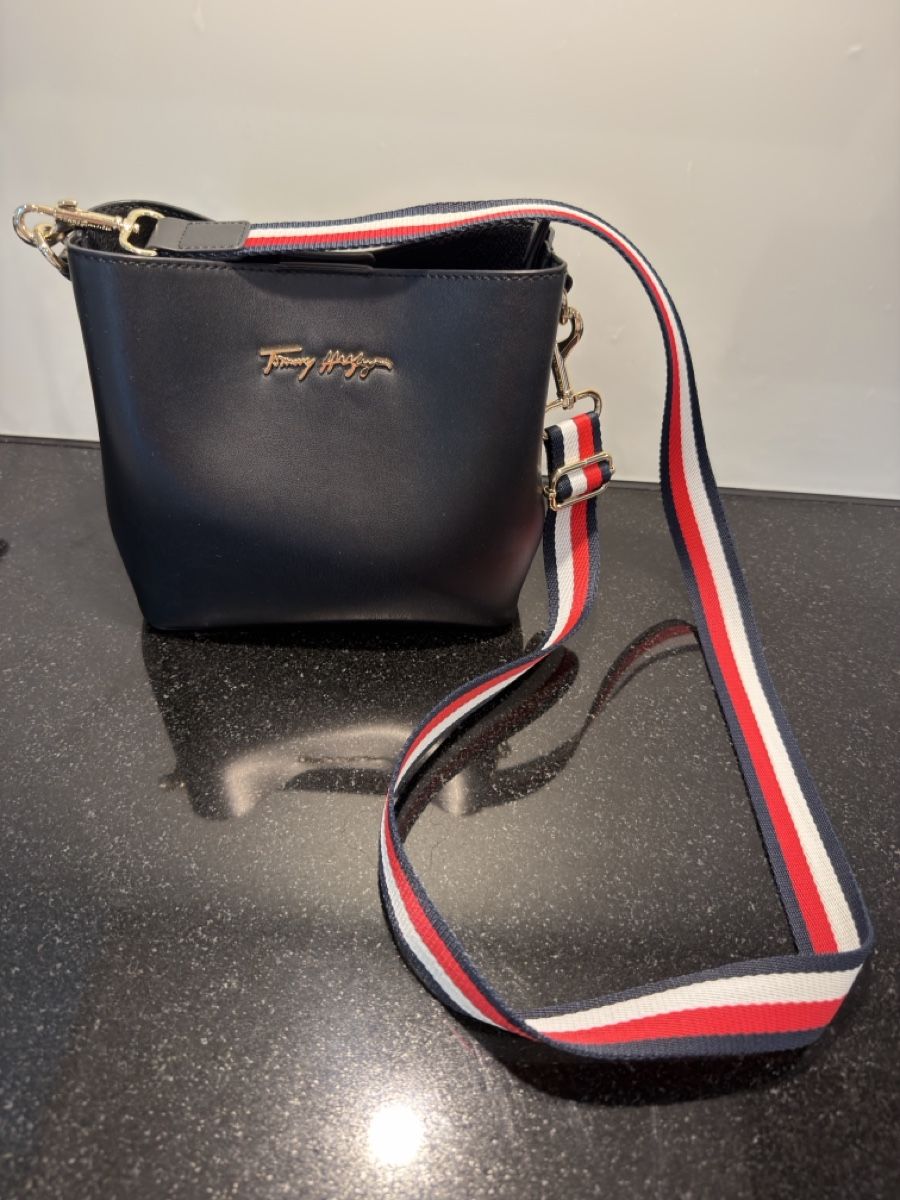 Tommy Hilfiger Taschen für Damen: Tommy Hilfiger Tasche – Neu (gemäss Beschreibung) aus Teufenthal AG von ram_lkf7