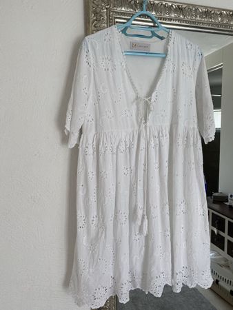 Hübsches Sommerkleid mit Lochmuster von Lamiar