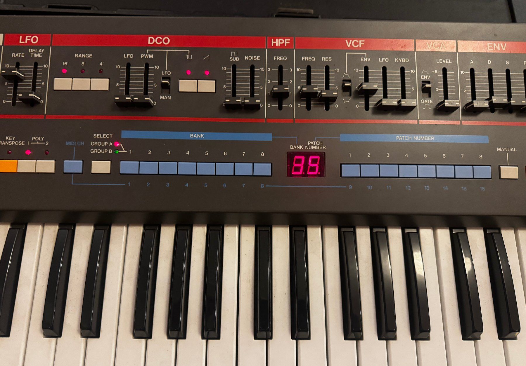 Roland Strumenti musicali: Roland JUNO-106 61-Keys 6 Voice Programmable Polyphonic Synt – Usato da Genève venduto da Symphonykid 8