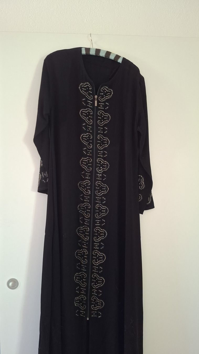Kleider: Langes Kleid mit Steinen schwarz Grösse 50 – Gebraucht aus Aarburg von ssi_ckz5