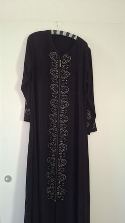 Langes Kleid mit Steinen schwarz Grösse 50