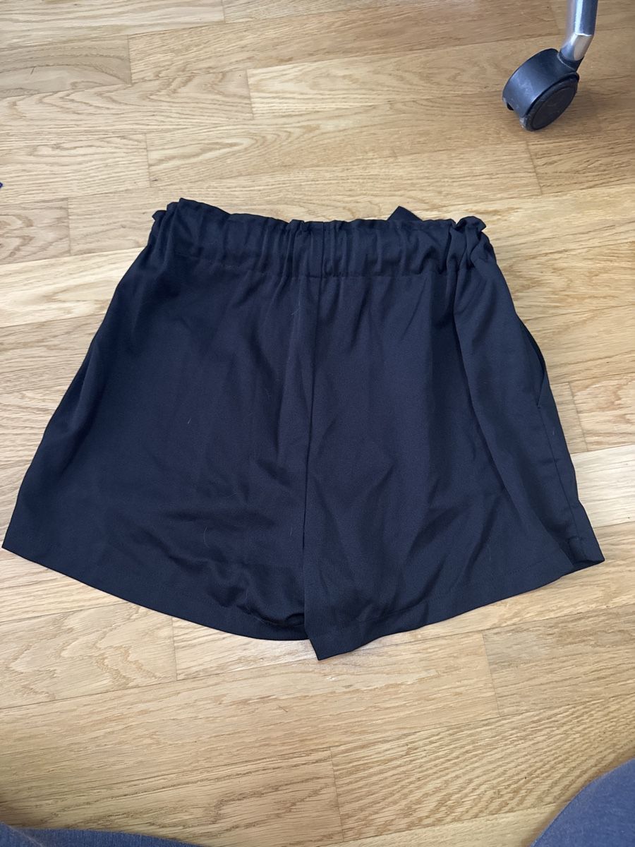 Pantaloni: Schwarze Shorts Chicorée Grösse S mit Gummibund – Nuovo (secondo la descrizione) da Thun venduto da Vans_98 3
