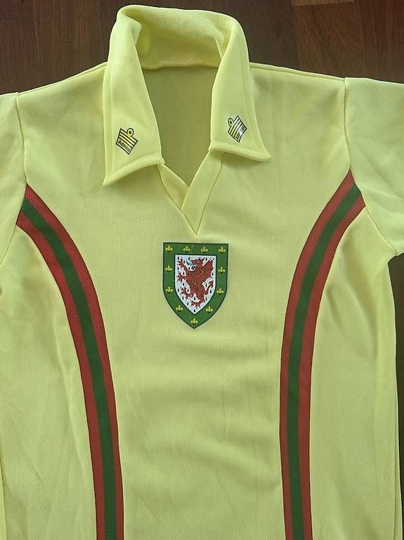 Leibchen & Hosen: Original Wales Trikot 1976 – Gebraucht aus Volketswil von Leon567 2