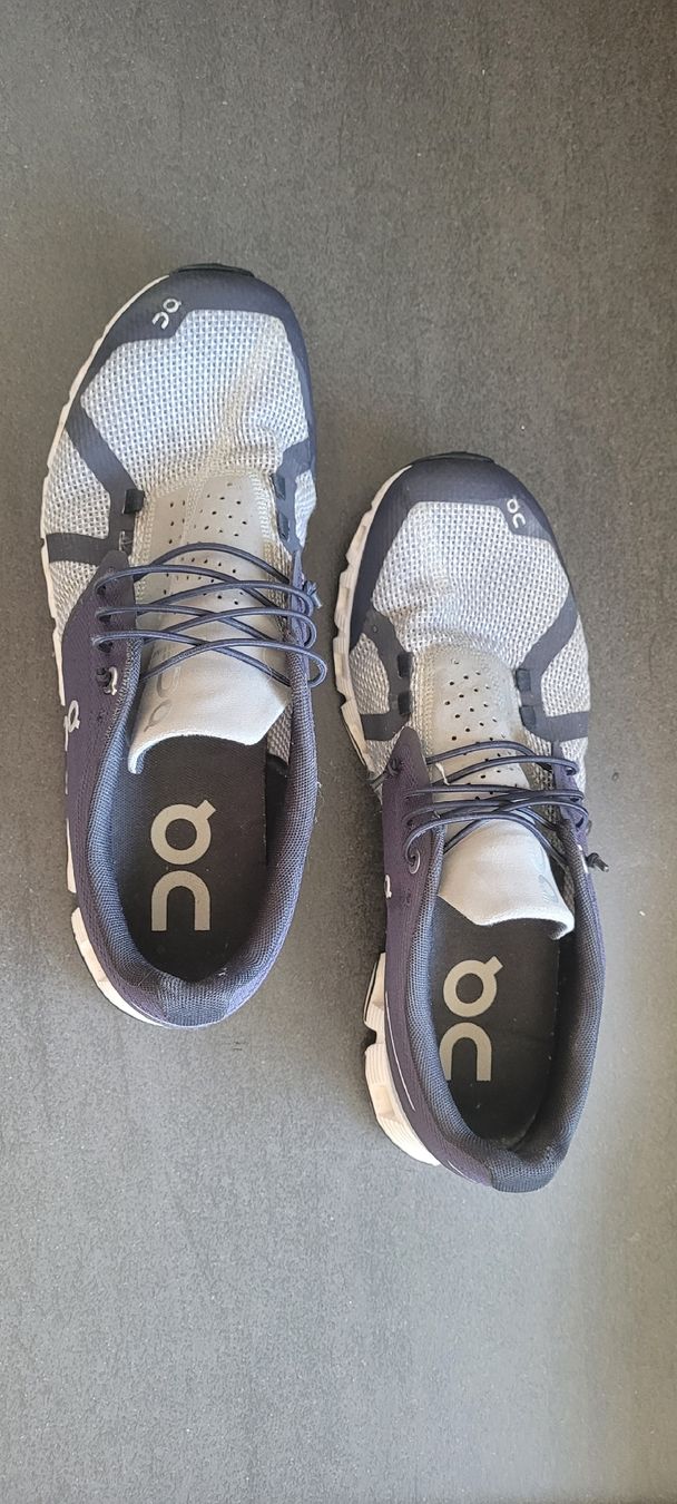 On Scarpe da uomo: Chaussures de course On Cloud gris bleu taille 43 – Usato da Givrins venduto da Flyingyellow