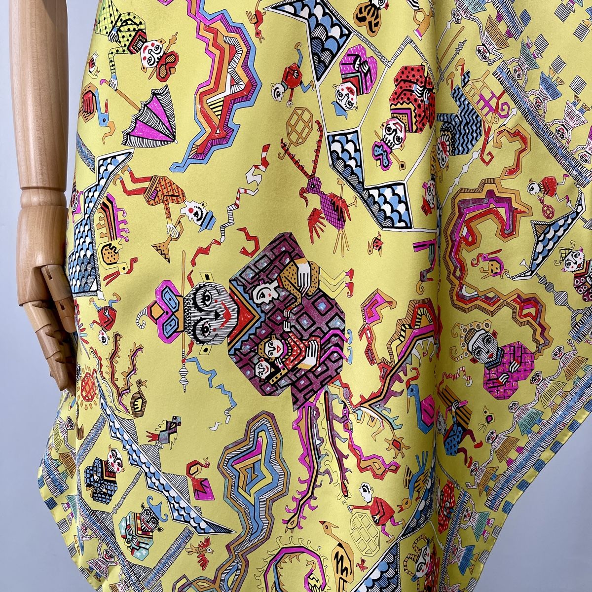 Fabric Frontline Foulard & Sciarpe: FABRIC FRONTLINE New Silk Scarf – Nuovo (secondo la descrizione) da Emmen venduto da Nightingale_2022 1