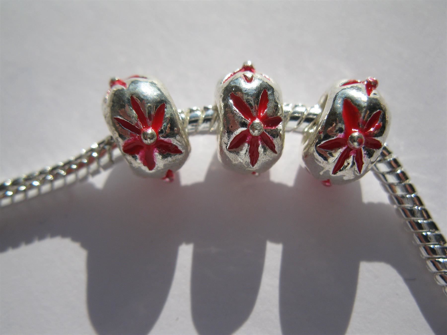 Perlen (unechte): 2 Metallperlen, Grosslochperlen, Beads mit Blume rot – Neu und originalverpackt aus St. Margarethen TG von LuanaKa