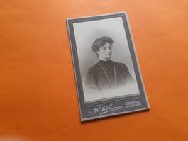SCHWIIZER FRAU DAZUMAL - JEUNE FEMME - CERNIER