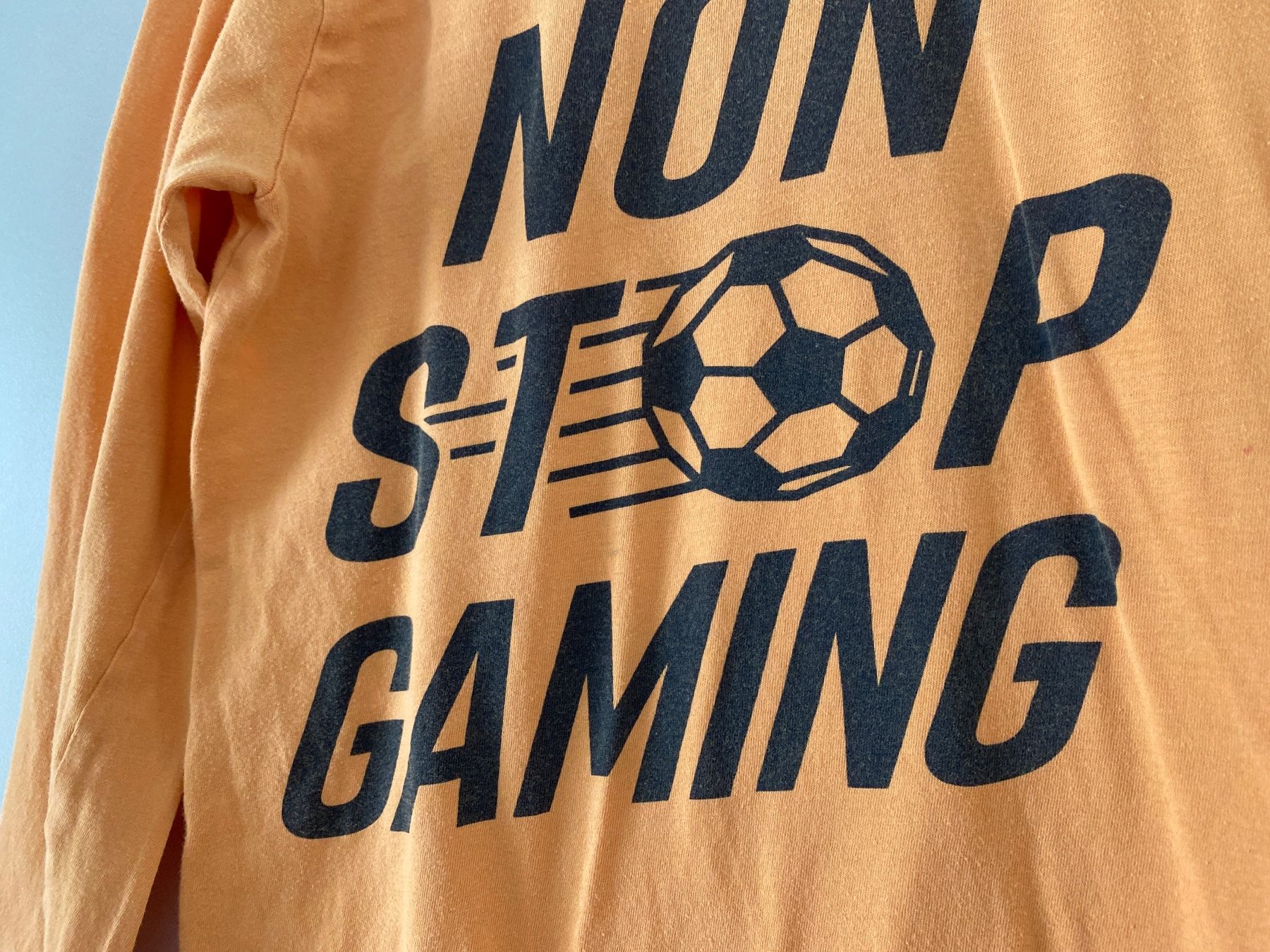 Hemden, T-Shirts & Polos: Jungen Langarmshirt Gr. 122/128 orange – Gebraucht aus Glattbrugg von riseca 1