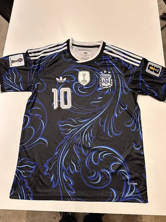 Maillots de corps & Pantalons: Maillot Argentine Messi 10 Noir Taille M – D'occasion à Paudex par Deals_Suisse