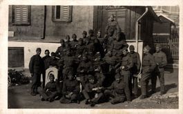 Gruppe von Soldaten vor Wohnhaus (Ilanz 1924)