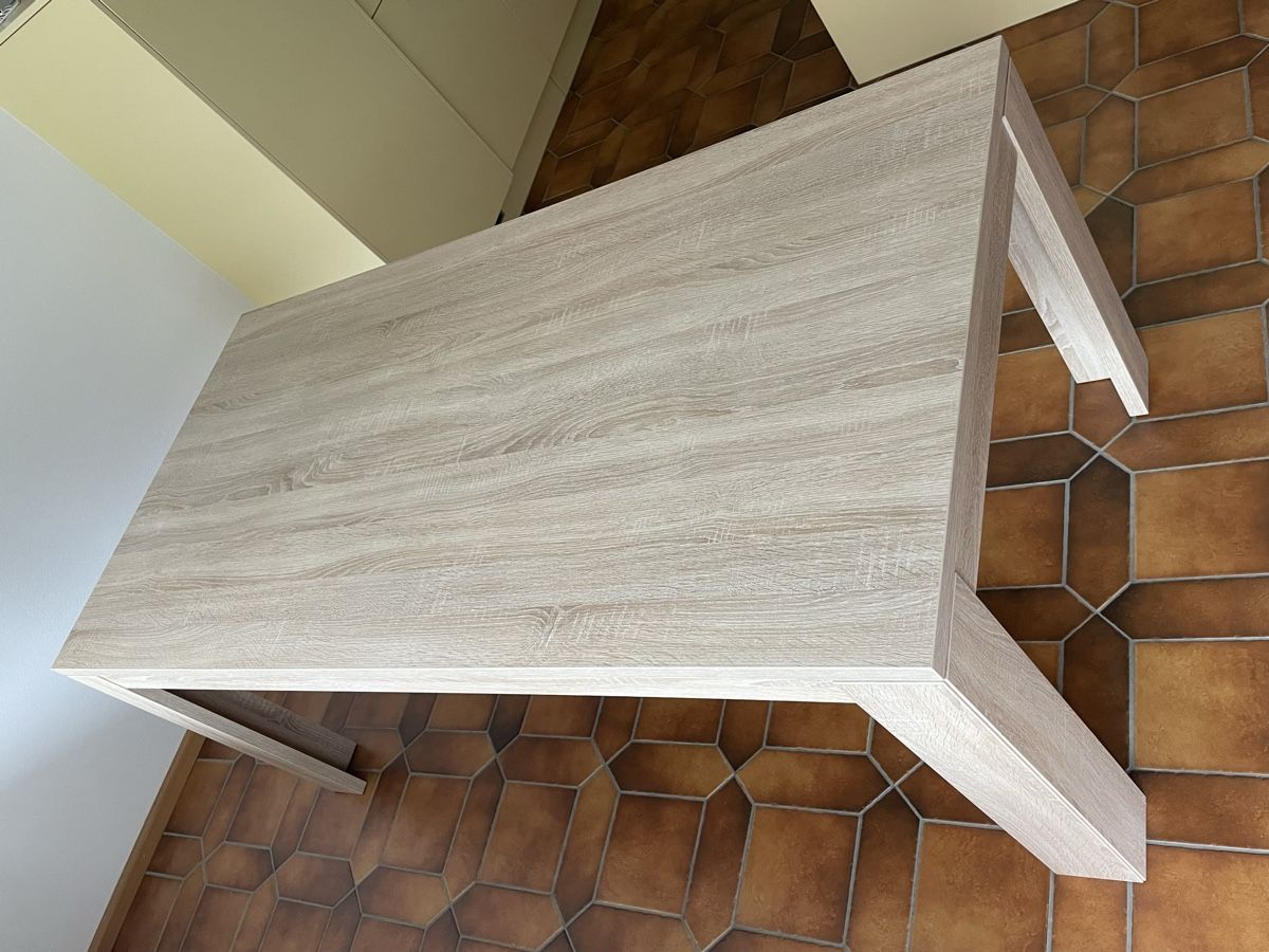 Tables: Table imitation chêne très bon état – D'occasion à Réchy par arzu_3966 1