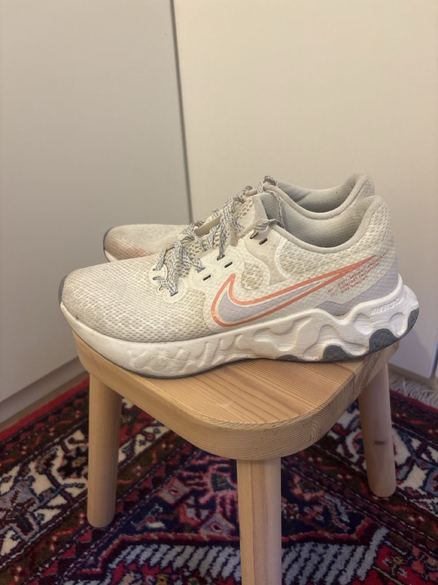 Nike Scarpe da donna: Chaussures de course Nike  – Usato da Pully venduto da miss3shai 1