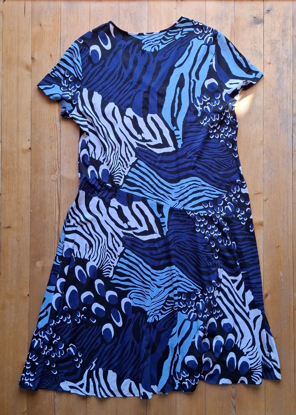 Vestiti: Kleid mit V-Ausschnitt Grösse 46 – Nuovo (secondo la descrizione) da Pagig venduto da Spring14 1