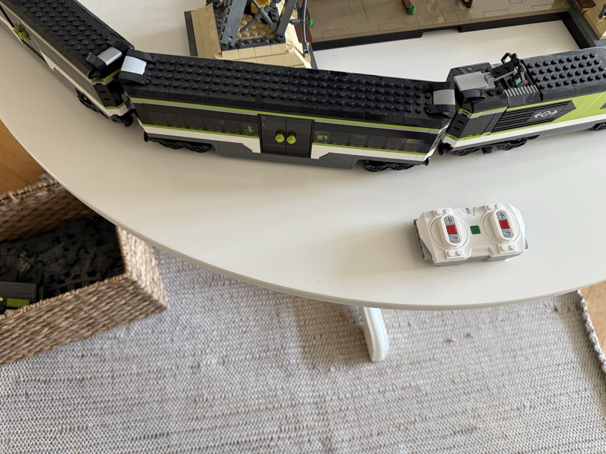 Lego Jeux de construction: RAILS + Train de voyageurs LEGO 60337 avec télécommande – D'occasion à Bulle par fra_7wng 2