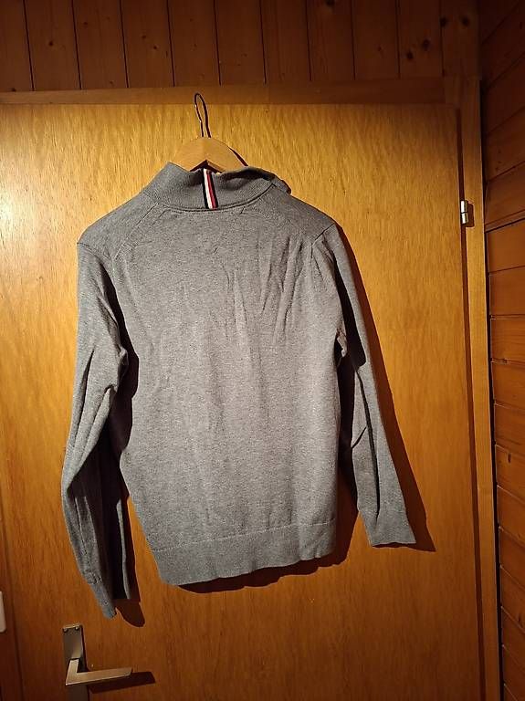 Pullover & Sweatshirts: Tommy Hilfiger Zipper Pullover grau – Gebraucht aus Oberkirch LU von juli- 1