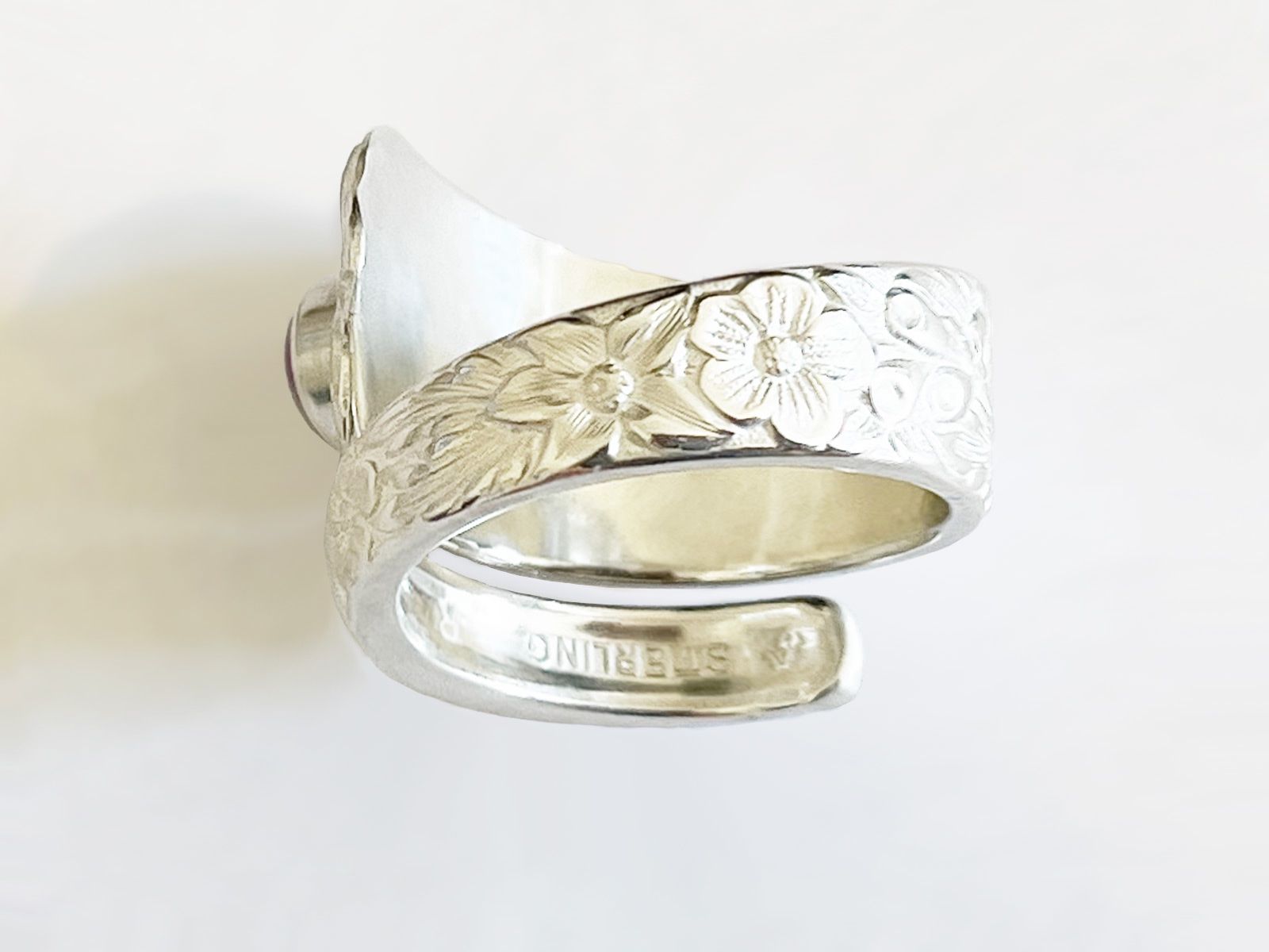 Anelli: Offener Silberring mit Sugilith im Jugendstil Design – Nuovo e nell'imballaggio originale da Meilen venduto da Byrd-bijoux 5