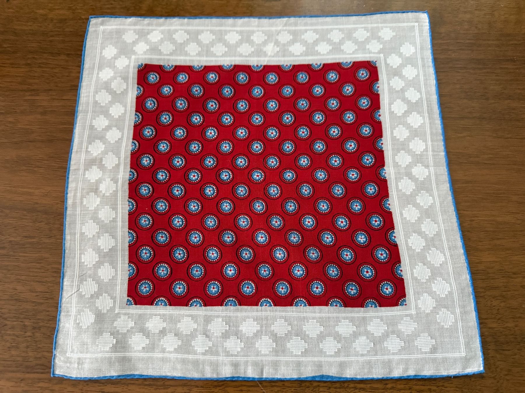Autres vêtements & accessoires: Taschentuch rot-blau-weiss Muster – D'occasion à Erstfeld par Mario_boe0