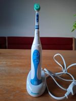 Trisa Elektrische Zahnbürste mit Ladestation weiss/blau