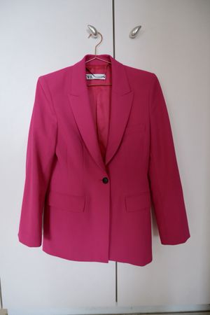 Knalliger, taillierter Blazer in Magenta von Zara