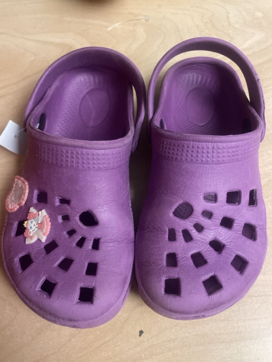 Scarpe per ragazze: Clogs/Sandalen Gr.28 lila Mädchen mit 2Anhängern – Usato da Obergerlafingen venduto da cabo4 1