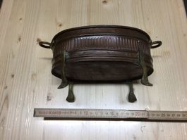 Kupfergefäss mit Messingfüssen