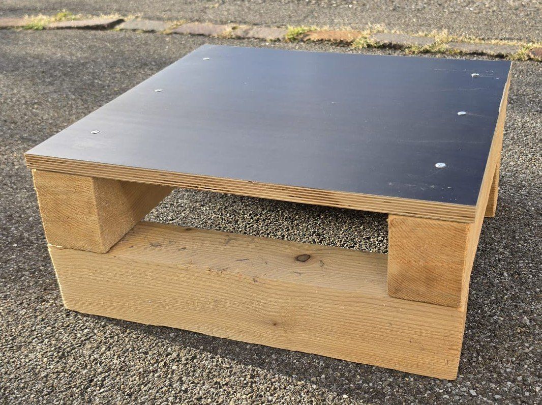 Sonstige Dekorationen & Accessoires: Podest aus Holz – Gebraucht aus Oberentfelden von Trudette2020