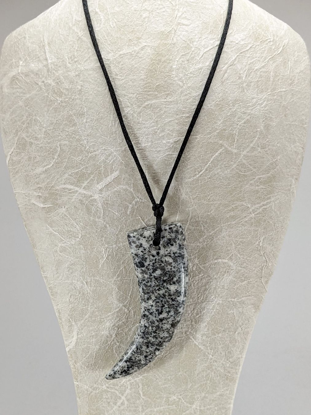 Minerali & Pietre curative: Granit Anhänger in Zahnform 8cm – Nuovo e nell'imballaggio originale da Meilen venduto da StoneGarden