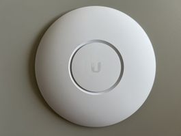 Ubiquiti UniFi UAP-AC-PRO Access Point mit PoE-Injektor