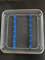 Cestello in rete metallica con supporti blu, pari al nuovo