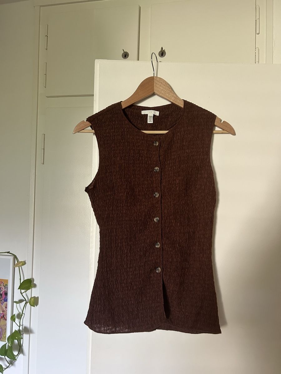 H&M Tops: Brown button up top with a textured pattern – Gebraucht aus Zürich von ori_9dcy