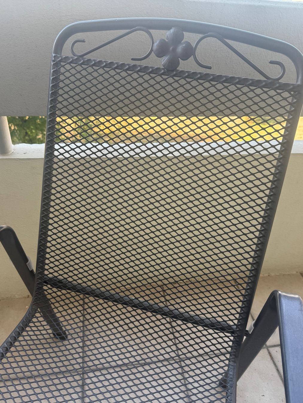 Set di tavolo e panche: Gartenset Tisch mit vier Stühlen – Usato da Klingnau venduto da Umweltklinik 6