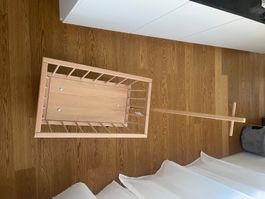 Leiterwagen aus Holz, neu und unbenutzt.