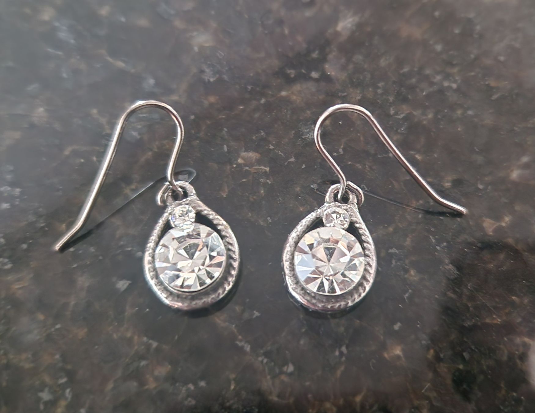 Ohrringe & -stecker: Elegante Silberfarbene Ohrhänger mit Strasssteinchen – Gebraucht aus Bünzen von Milly32 1
