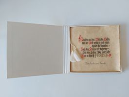 Handgemachte Taufkarte mit Kalligraphie auf Pergament