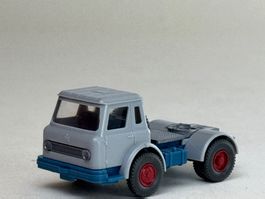 EB- Wiking IH Zugmaschine silbergrau