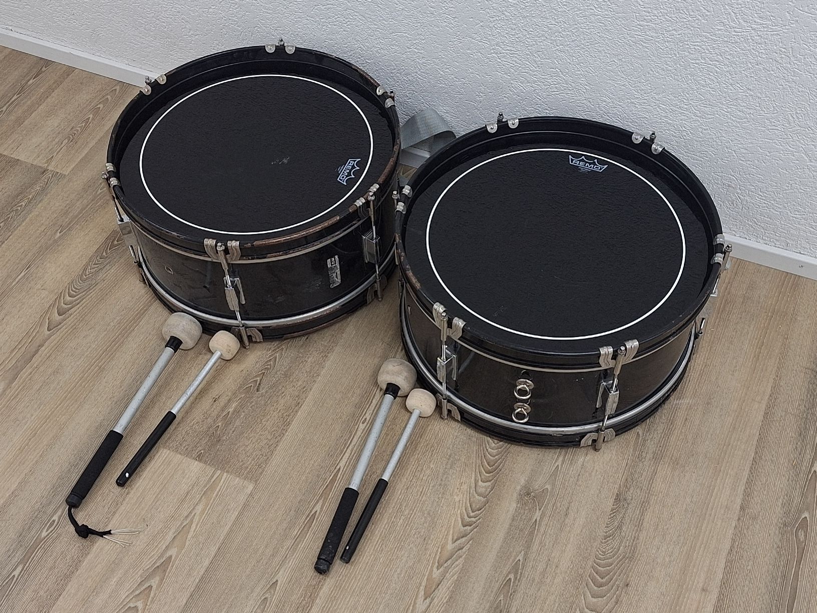 Musikinstrumente: 2 Marschtrommeln mit Schlägeln – Gebraucht aus Grüt (Gossau ZH) von wisdomio7