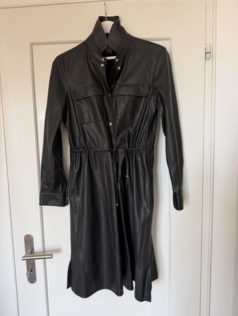 Schwarzes Boss Kunstleder Kleid Gr.40
