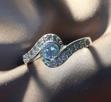 Stilvoller Ring mit weissem Zirkonia, 925 versilbert Gr. 8